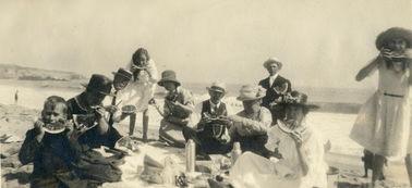 朝阳吃瓜群众 吃瓜前线第一人,揭秘吃瓜前线第一人生动瞬间